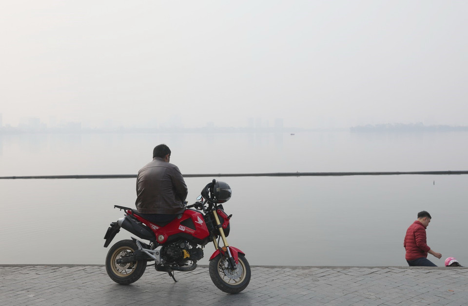 Ô nhiễm không khí tại khu vực Hồ Tây, chỉ số (AQI) lên đến khoảng 240 ảnh hưởng nghiêm trọng tới sức khỏe người dân. (Ảnh: Thành Đạt/TTXVN)