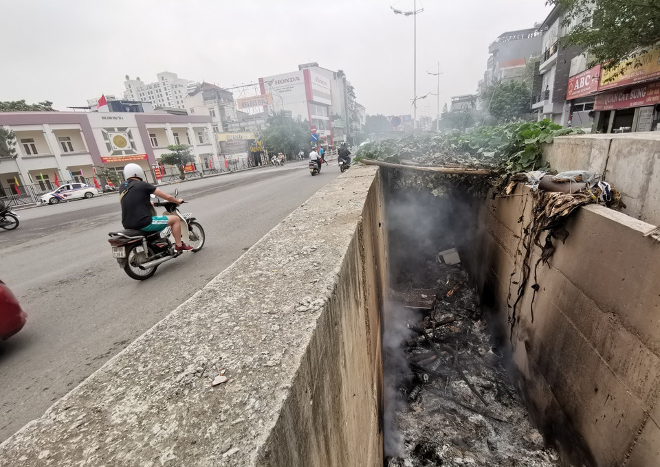 Tình trạng đốt chất thải, rác không đúng quy định tại tuyến đường Âu Cơ. (Ảnh: Thành Đạt/TTXVN)