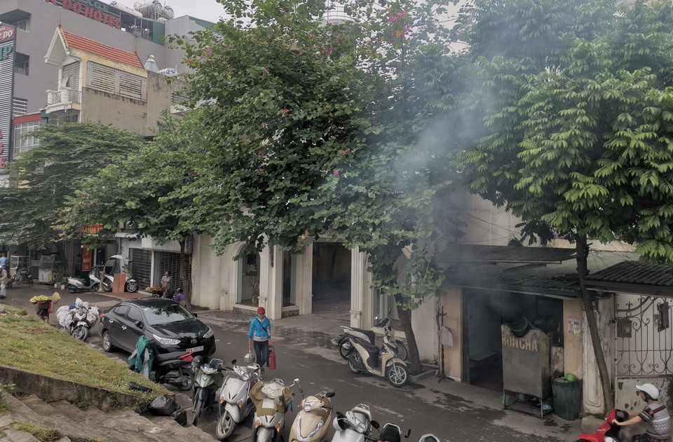 Tình trạng đốt xả thải không đúng quy định gây ô nhiễm không khí tại khu vực Hồ Tây. (Ảnh: Thành Đạt/TTXVN)