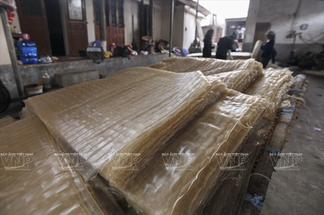  Miến dong ở làng So được tráng nguyên tấm, sau đó cắt thành sợi và được mang đi hong khô. (Ảnh: Việt Cường/Báo ảnh Việt Nam)