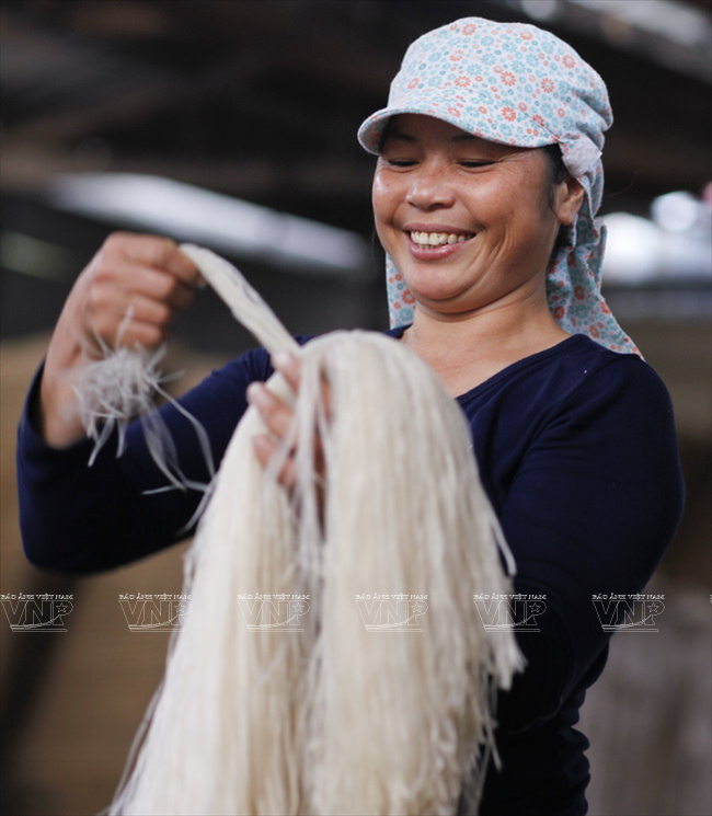 Theo chị Nguyễn Thị Hà, chủ một cơ sở dản xuất miến truyền thống ở làng So thì sở dĩ khách hàng ưa chuộng miến của làng vì nó được sản xuất theo phương thức truyền thống cho sản phẩm miến dai và ngon. (Ảnh: Việt Cường/Báo ảnh Việt Nam)