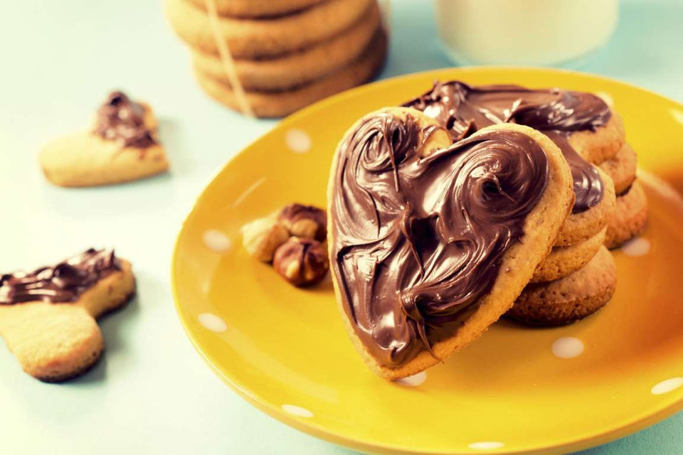 Bánh quy hình trái tim với chocolate. (Nguồn: Getty Images)
