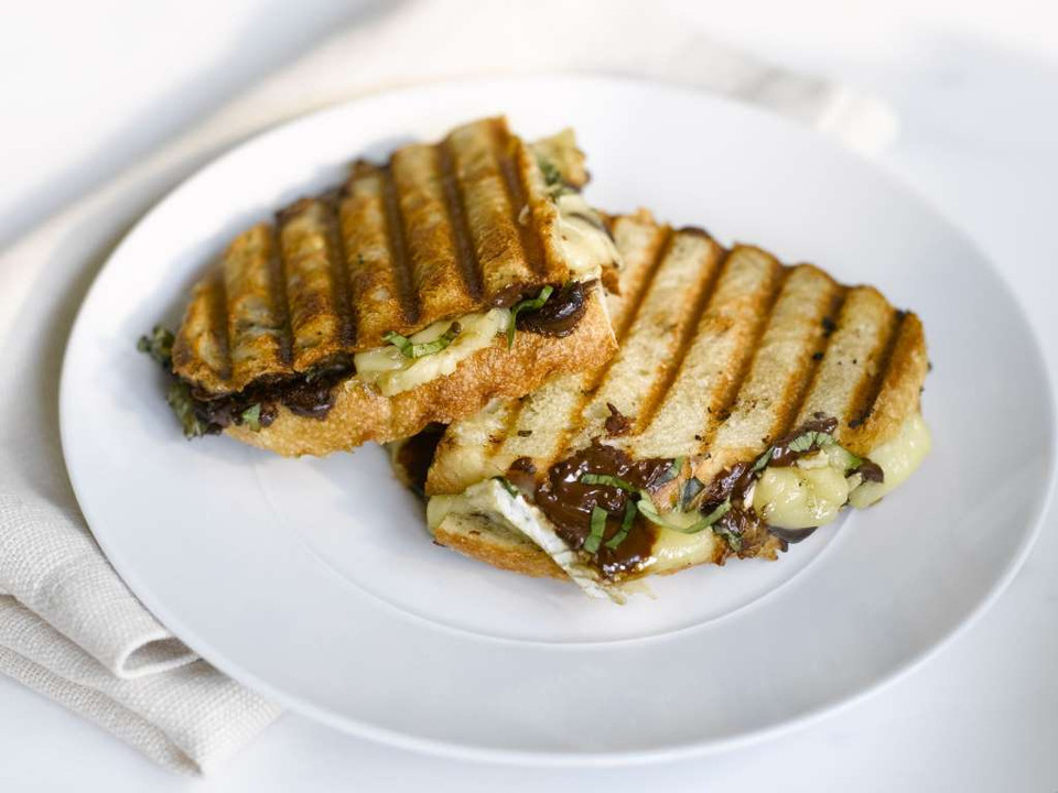Bánh Panini với chocolate, phô mai và húng quế. (Nguồn: Getty Images)
