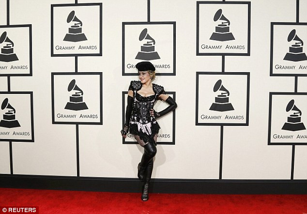 Nữ hoàng nhạc Pop tự tin trình diễn các tư thế trên thảm đỏ.