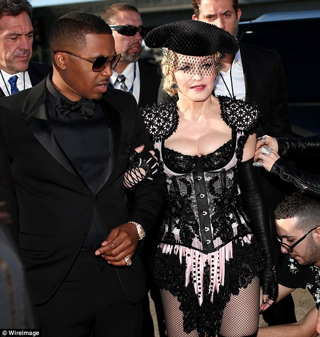 Madonna khoác tay rapper Nas, người đã cộng tác cùng cô trong album mới.