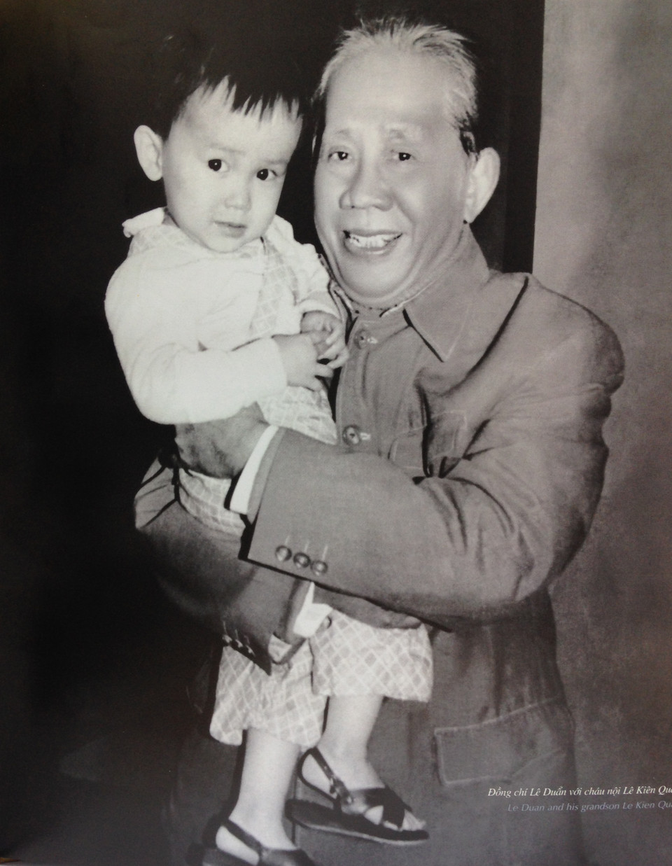 Đồng chí Lê Duẩn với cháu nội Lê Kiên Quang. (Nguồn: TTXVN)