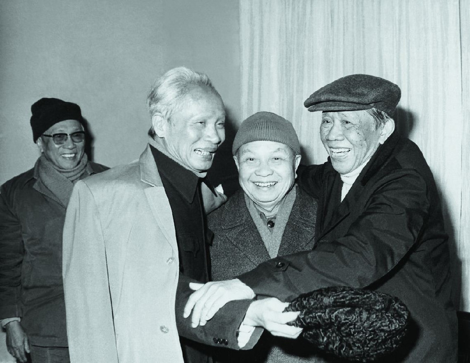 Tổng Bí thư Lê Duẩn cùng hai người bạn chiến đấu và cộng sự gần gũi: Trường Chinh, Phạm Văn Đồng. (Nguồn: TTXVN)