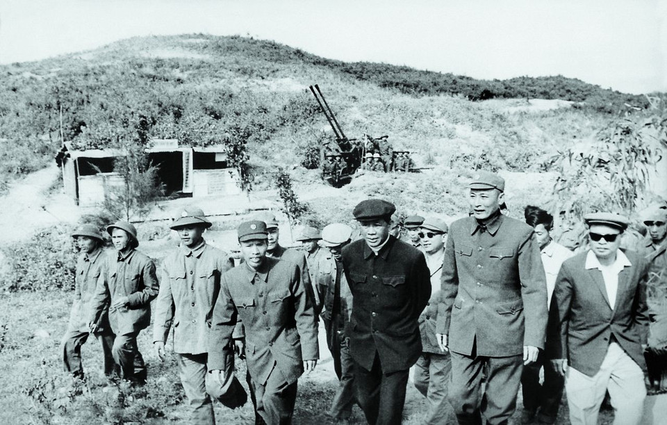 Đồng chí Lê Duẩn thăm và kiểm tra trình độ sẵn sàng, năng lực vận chuyển của Đoàn 559 - bộ đội Trường Sơn (mùa Xuân 1973). (Nguồn: TTXVN)