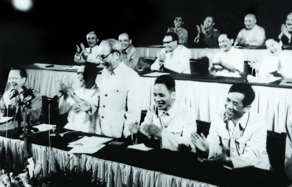 Chủ tịch Hồ Chí Minh, Bí thư thứ nhất Lê Duẩn cùng các nhà lãnh đạo Quốc hội, Chính phủ tại Kỳ họp thứ 6, Quốc hội khóa II (tháng 5/1963). (Nguồn: TTXVN)