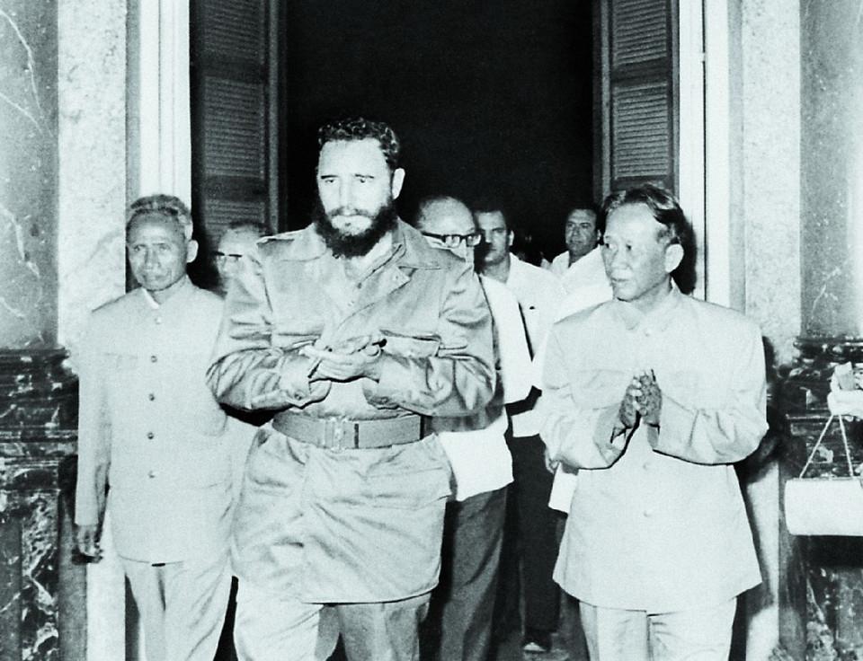 Bí thư thứ nhất Lê Duẩn và Thủ tượng Phạm Văn Đồng đón tiếp Chủ tịch Cuba Fidel Castro (tháng 9/1973). (Nguồn: TTXVN)