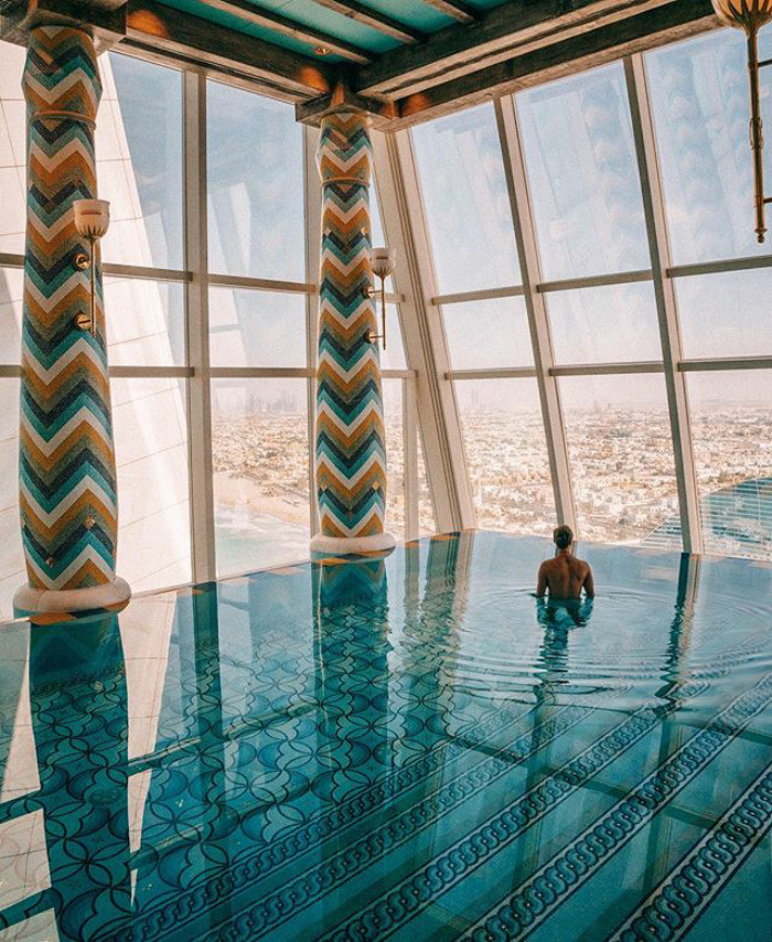 Trong một lần phỏng vấn gần đây với DoYouTravel, Jack từng chia sẻ những kinh nghiệm giúp họ trở thành cái tên đình đám trên mạng xã hội lớn thứ hai thế giới: 'Tôi chỉnh sửa tất cả những bức ảnh theo cùng một phong cách và màu nước ảnh giống nhau. Tôi không dùng bất kỳ một ứng dụng điện thoại di động nào. Tôi chỉ dùng Lightroom trên Macbook Pro.' (Nguồn: boredpanda.com)