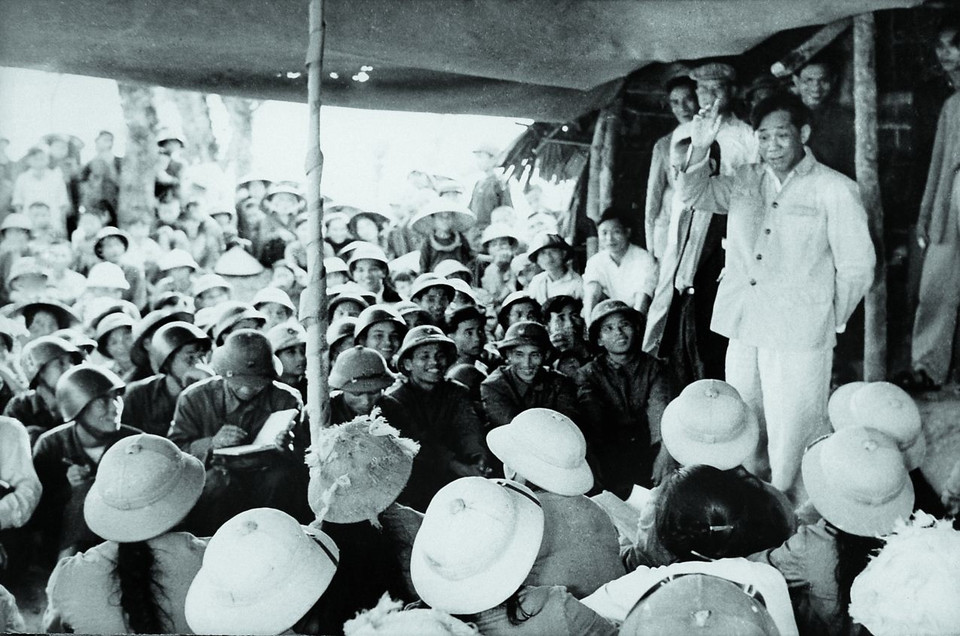 Đồng chí Lê Duẩn với các chiến sỹ, cán bộ các lực lượng vũ trang và công nhân cầu đường đang làm việc tại ngã ba Đồng Lộc - Hà Tĩnh (1973). (Nguồn: TTXVN)