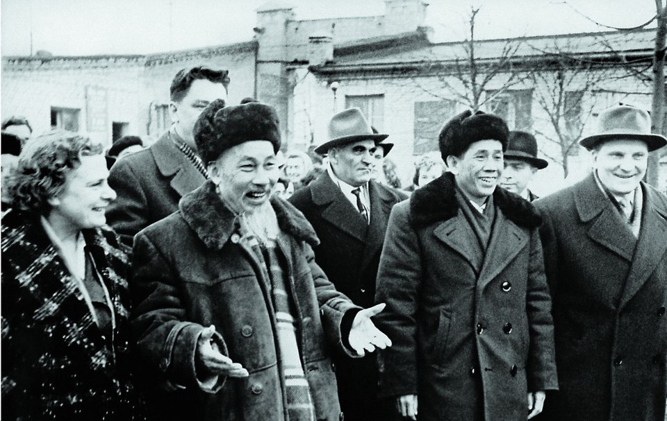 Bí thư thứ nhất Lê Duẩn cùng Chủ tịch Hồ Chí Minh dự Đại hội lần thứ XXII của Đảng Cộng sản Liên Xô (1961). (Nguồn: TTXVN)