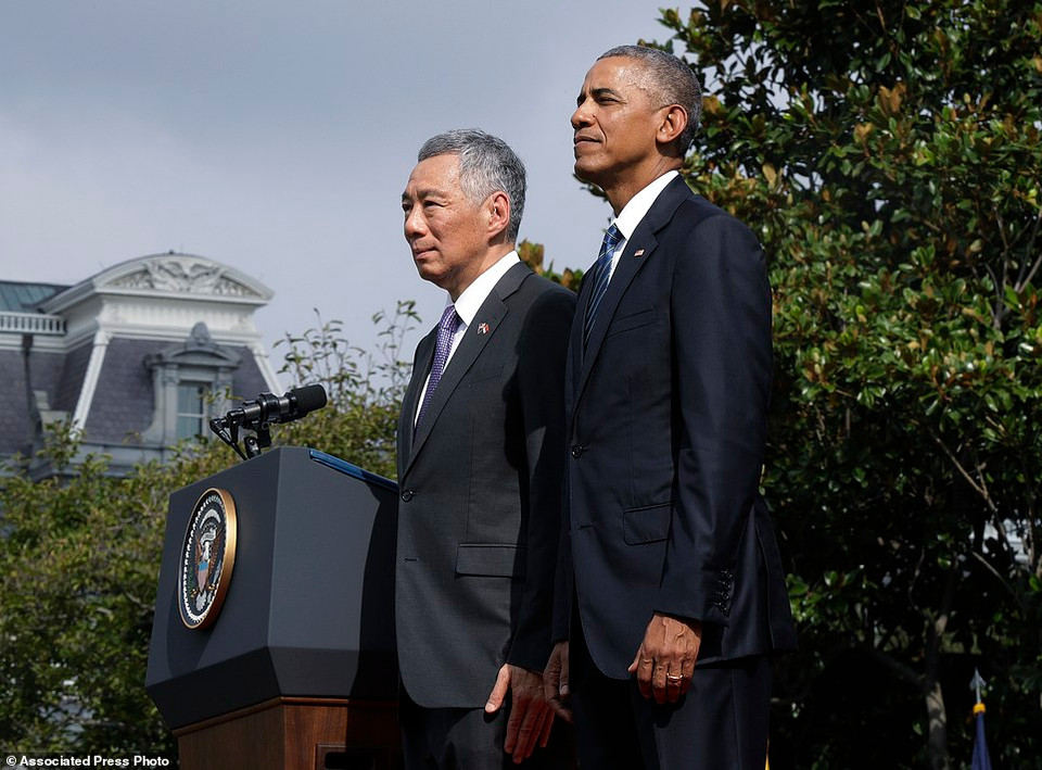 Buổi tiệc ở Nhà Trắng mở màn bằng món salad cua xanh Maryland trộn với nước chanh và dưa chuột bao tử. Món salad còn có sự góp mặt của cà chua đặc sản ở Ohio và húng quế từ vườn nhà do chính Đệ nhất phu nhân Michelle Obama trông, cùng với đó còn có xoài, dưa chuột, đu đủ xanh và mãng cầu. (Nguồn: Dailymail)