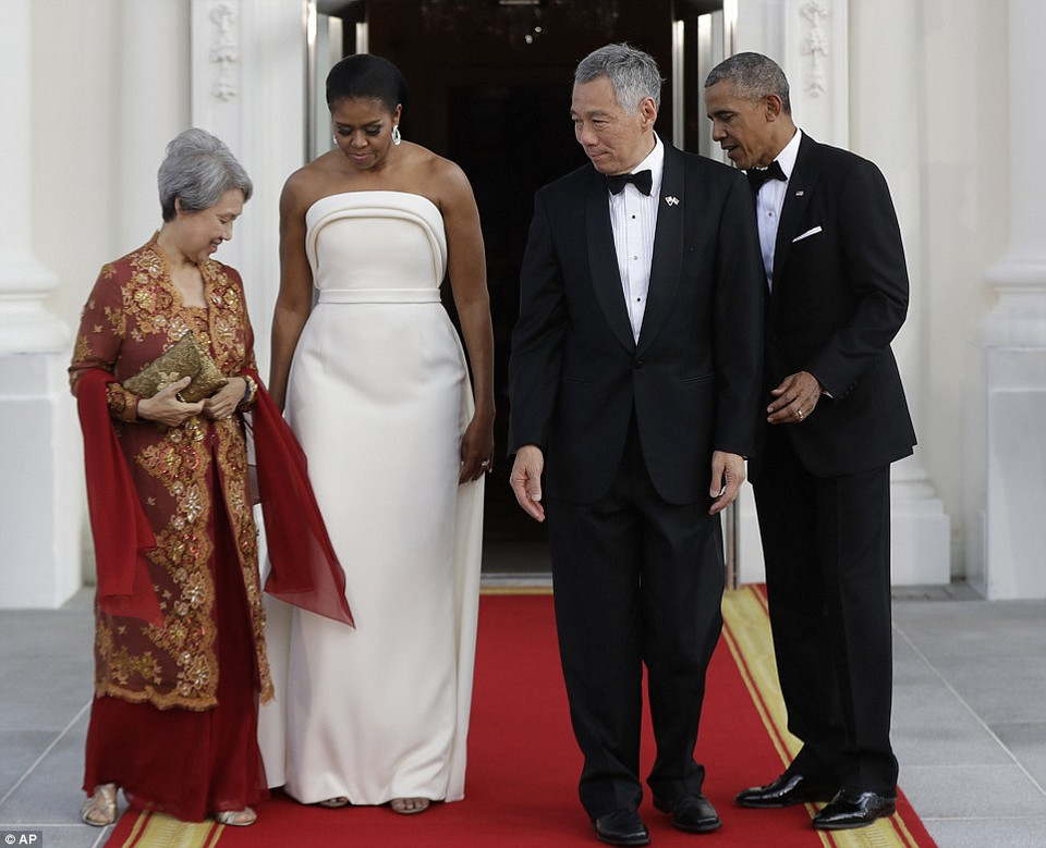 Thủ tướng Singapore Lý Hiển Long (thứ 2 từ phải sang) và phu nhân Ho Ching (ngoài cùng, bên trái) tới Nhà Trắng. (Nguồn: Dailymail)