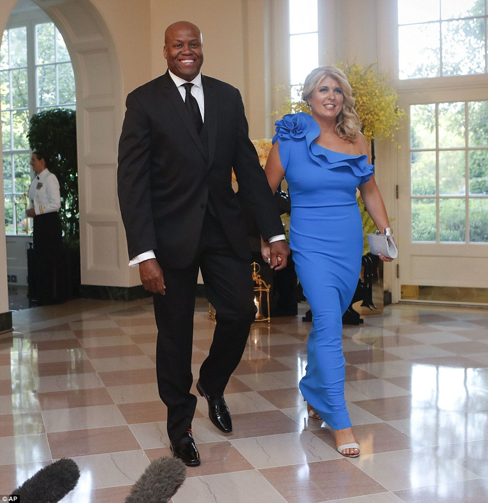 Huấn luyện viên Craig Robinson và vợ là khách tham dự buổi tiệc. (Nguồn: Dailymail)