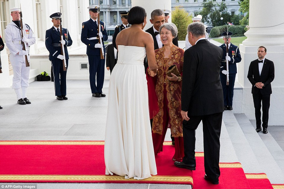 Đệ nhất Phu nhân Mỹ chào đón vợ chồng Thủ tướng Singapore. (Nguồn: Dailymail)