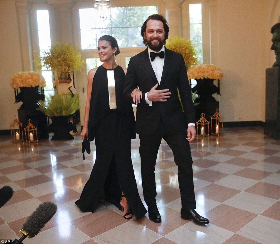 Diễn viên Keri Russell và Matthew Rhys tới bữa tiệc. (Nguồn: Dailymail)