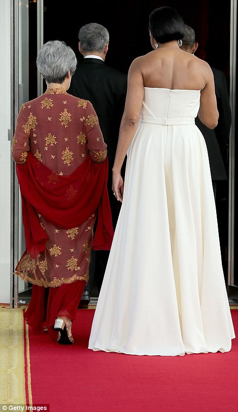 Hai đệ nhất phu nhân bước vào bữa tiệc. (Nguồn: Dailymail)