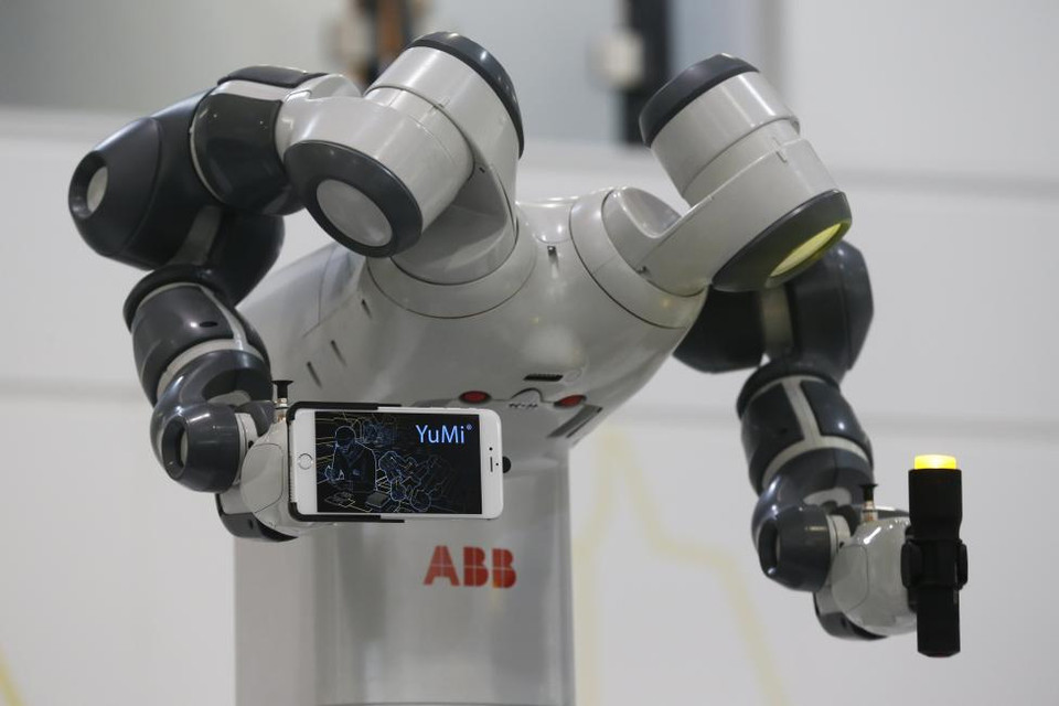 Cánh tay robot Yumi hỗ trợ lắp ráp thiết bị. (Nguồn: Reuters)