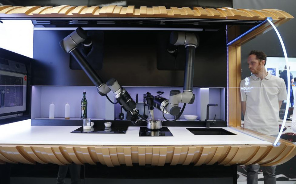 Robotic Kitchen có cấu tạo là hai cánh tay robot kết nối với máy tính lập trình hoạt động. (Nguồn: Reuters)