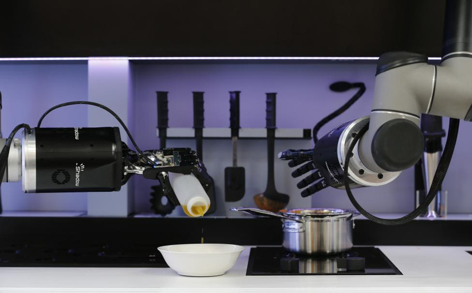 Các động tác nấu ăn của Robotic Kitchen rất điêu luyện như một đầu bếp chuyên nghiệp. (Nguồn: Reuters)
