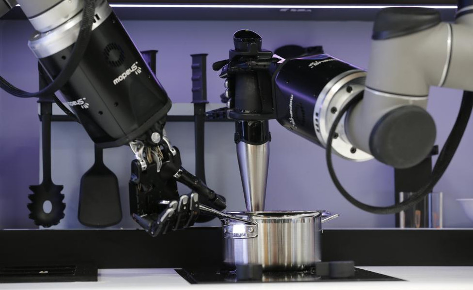 Khách tham qua thực sự ngỡ ngàng, thích thú về màn nấu nướng của Robotic Kitchen. (Nguồn: Reuters)