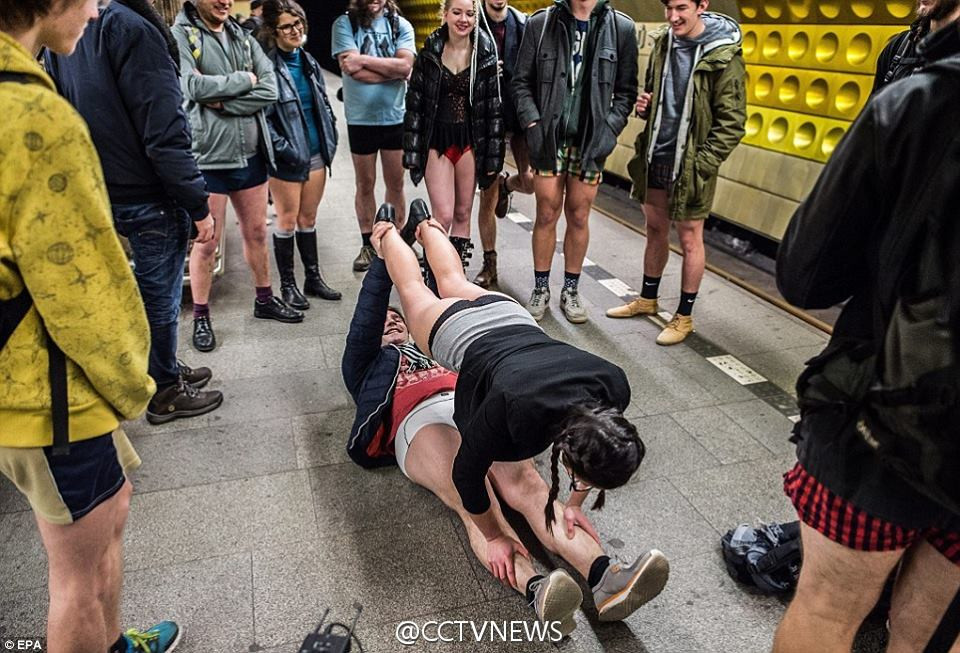 Hàng trăm hành khách đi tàu điện ngầm trên khắp thế giới đã "dũng cảm" cởi quần dài, chỉ mặc quần lót lên tàu ngầm vào ngày 10/1. (Nguồn: CCTVNews)