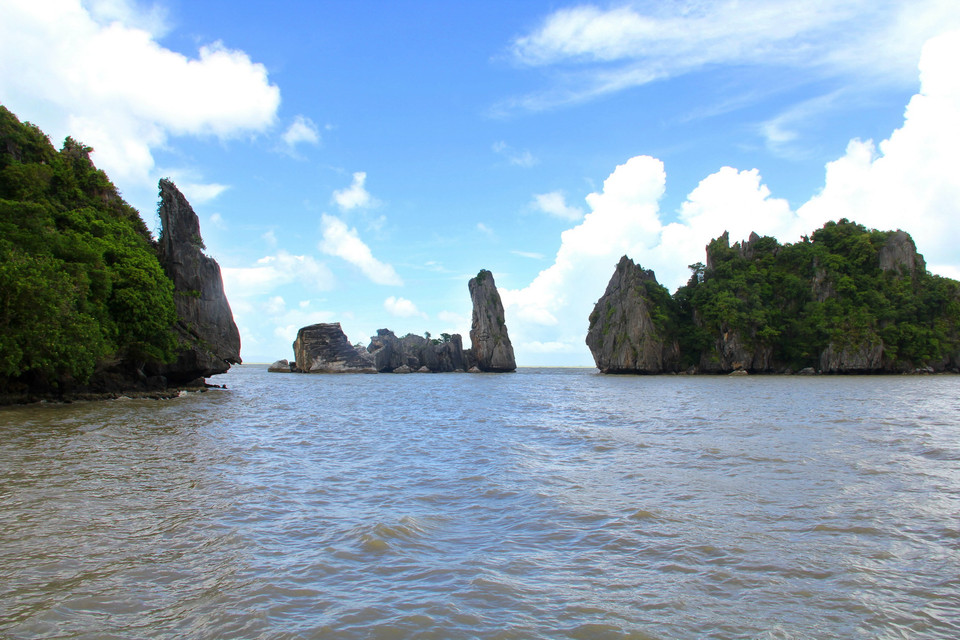 Mặc dù một phần của Hòn Phụ Tử đã bị gãy đổ, nơi đây vẫn mang vẻ đẹp sơn thủy hữu tình. (Ảnh: Bùi Như Trường Giang/TTXVN)