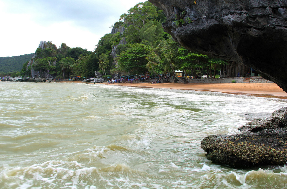 Những ngọn đá vôi nhiều hình thù độc đáo và bãi cát mịn màng trong Khu du lịch Hòn Phụ Tử. (Ảnh: Bùi Như Trường Giang/TTXVN)