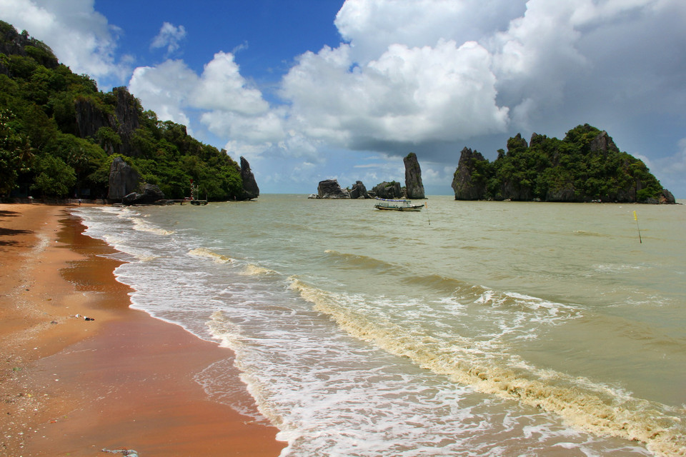 Mặc dù một phần của Hòn Phụ Tử đã bị gãy đổ, nơi đây vẫn mang vẻ đẹp sơn thủy hữu tình. (Ảnh: Bùi Như Trường Giang/TTXVN)