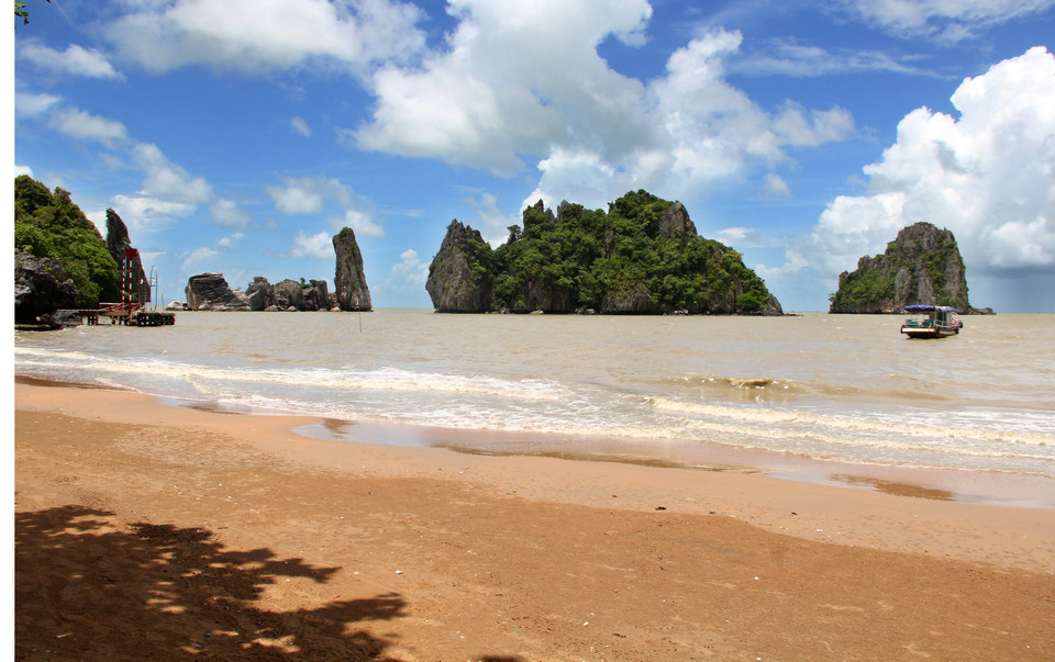 Mặc dù một phần của Hòn Phụ Tử đã bị gãy đổ, nơi đây vẫn mang vẻ đẹp sơn thủy hữu tình. (Ảnh: Bùi Như Trường Giang/TTXVN)