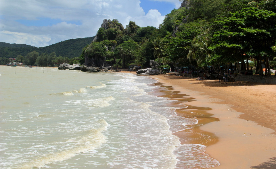 Những ngọn đá vôi nhiều hình thù độc đáo và bãi cát mịn màng trong Khu du lịch Hòn Phụ Tử. (Ảnh: Bùi Như Trường Giang/TTXVN)