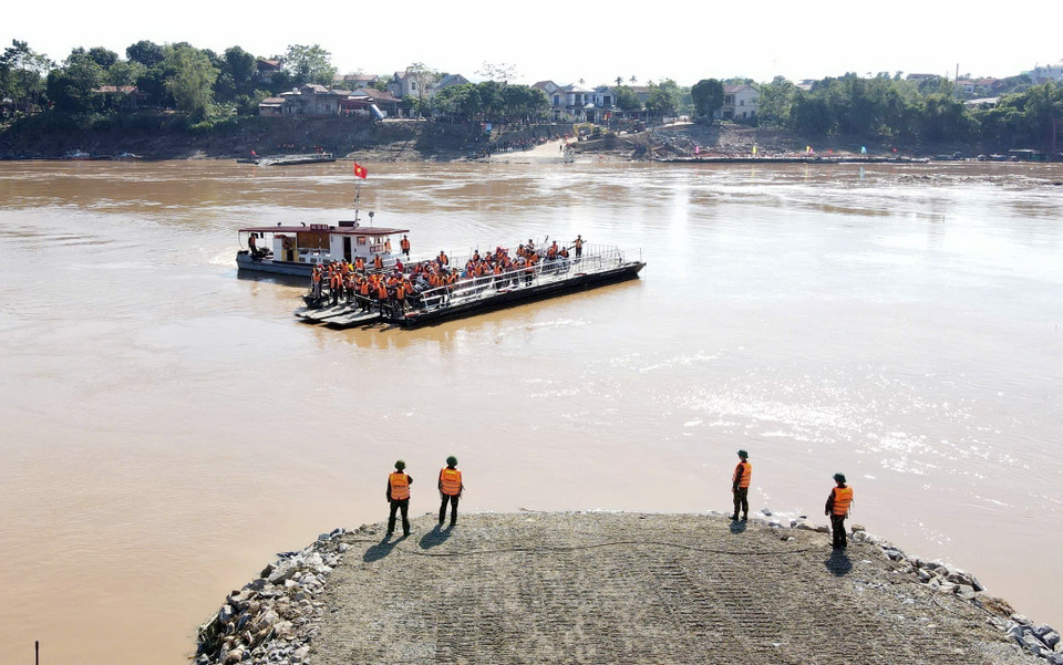 Mỗi phà sử dụng ba đốt khơi ghép lại với nhau với dài chiều dài 20m rộng 6,5m. Mỗi chuyến chở được từ 30-35 người và phương tiện. (Ảnh: Tạ Toàn/TTXVN)