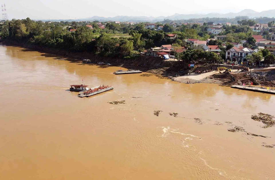 Phà dã chiến tạm thay thế cầu phao Phong Châu hoạt động từ 14h chiều 4/10. (Ảnh: Tạ Toàn/TTXVN)