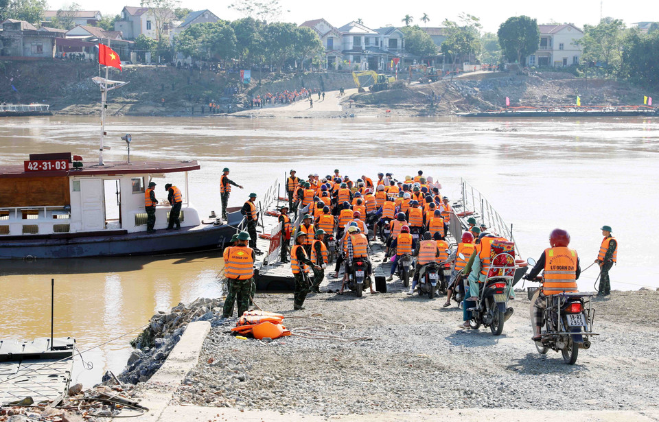 Người dân cùng các phương tiện qua phà. (Ảnh: Tạ Toàn/TTXVN)