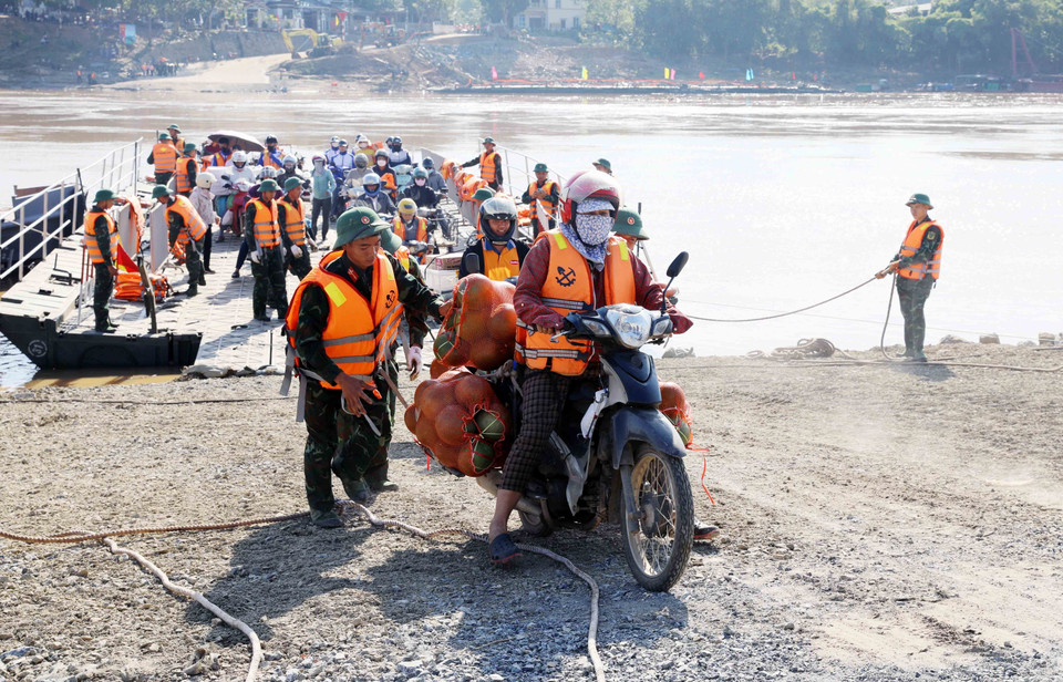 Chuyến phà đầu tiên đưa người dân và các phương tiện qua sông Hồng được di chuyển từ phía xã Hương Nộn sang xã Bản Nguyên thay thế cầu phao tạm dừng hoạt động do nước sông Hồng dâng cao. (Ảnh: Tạ Toàn/TTXVN)