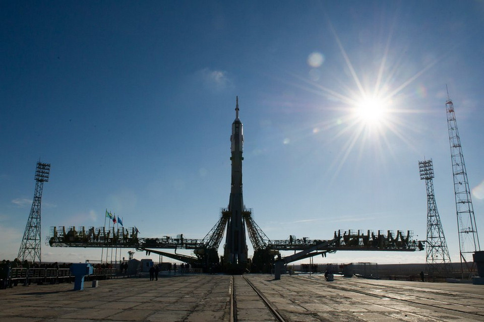 Tên lửa Soyuz-FG cùng với tàu vũ trụ Soyuz TMA-16M ở vị trí sẵn sàng khởi động tại sân bay vũ trụ Baikonur. (Nguồn: Sputniknews)