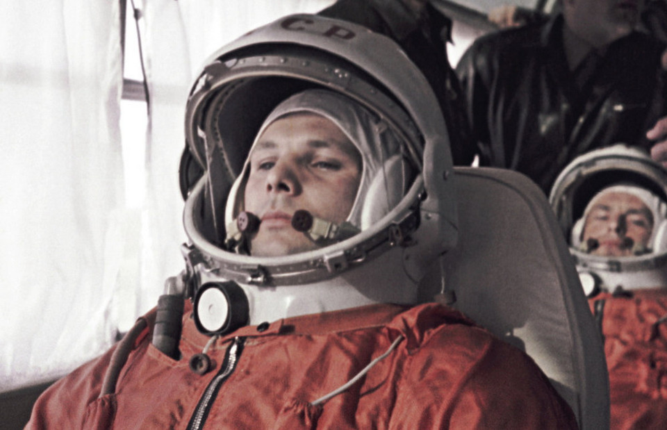 Yuri Gagarin và người bạn đồng hành, German Titov, đang trên đường tới trung tâm vũ trụ Baikonur. (Nguồn: Sputniknews)