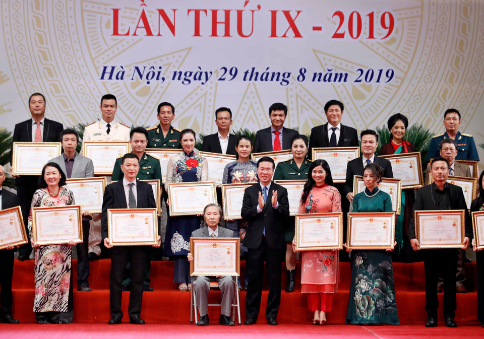 Ông Võ Văn Thưởng, Ủy vên Bộ Chính trị, Bí thư Trung ương Đảng, Trưởng Ban Tuyên giáo Trung ương trao danh hiệu Nghệ sỹ Ưu tú. (Ảnh: Thống Nhất/TTXVN)