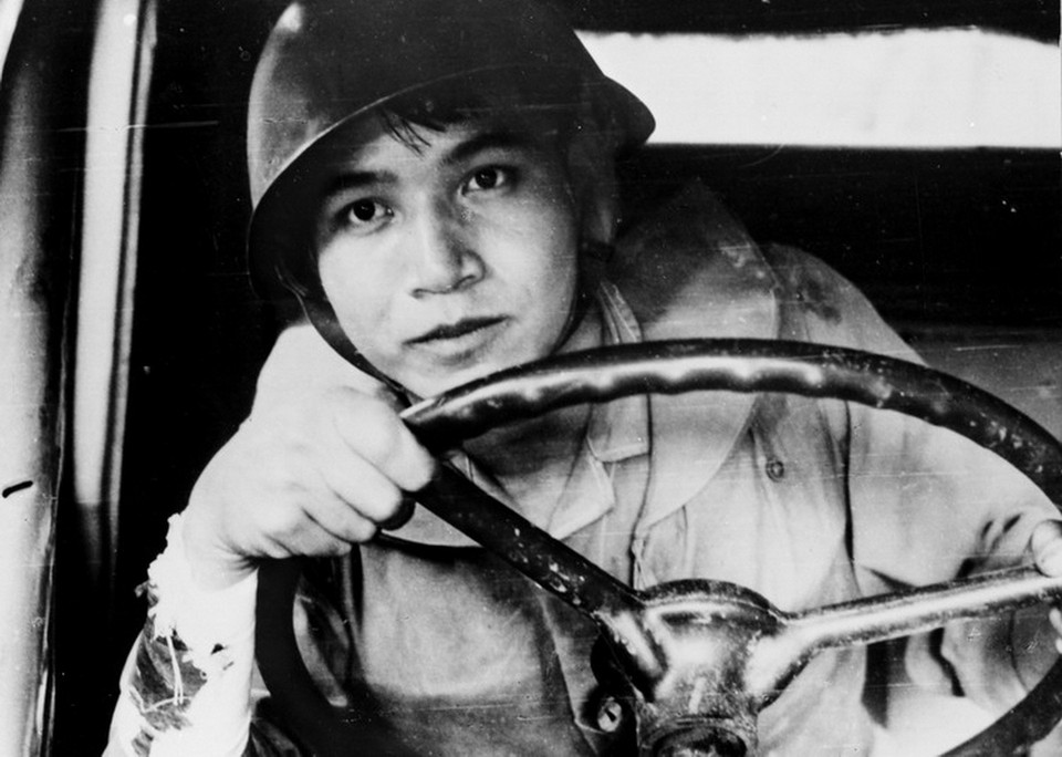 Người chiến sỹ-Anh hùng lái xe Kim Ngọc Quảng, 1.200 đêm không ngủ, 400 lần dũng cảm lái xe vượt qua trọng điểm bắn phá của địch đưa hàng về đích an toàn. (Ảnh: Tư liệu TTXVN)