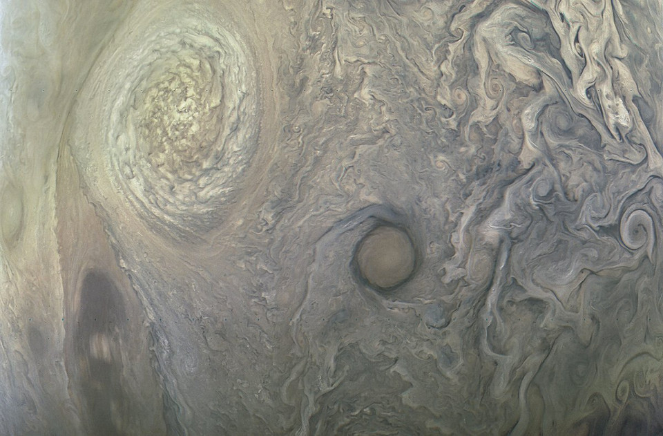 Juno đã bay qua Great Red Spot ở độ cao 5.600 dặm (9.000km). Đây là một phần của quỹ đạo thứ sáu của Juno trên hành tinh này.