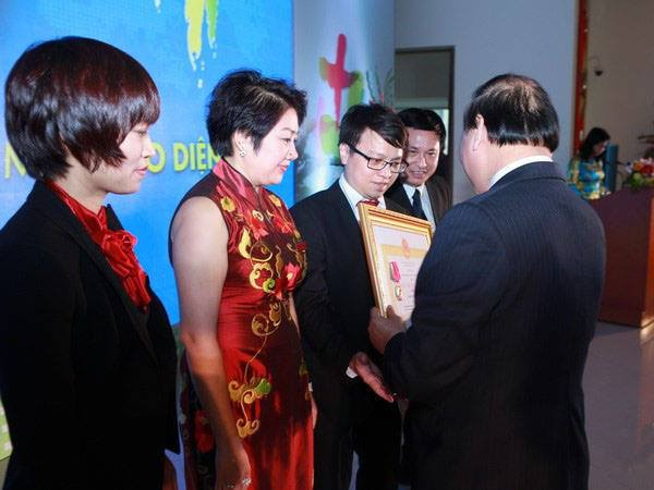 Thay mặt lãnh đạo Đảng, Nhà nước, Phó Thủ tướng Nguyễn Xuân Phúc đã trao tặng cho báo VietnamPlus huân chương Lao động hạng Ba. (Nguồn: TTXVN)