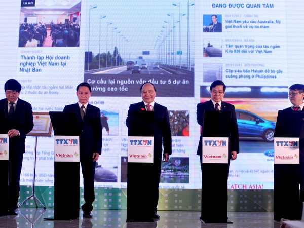 Các đại biểu ấn nút ra mắt giao diện mới của VietnamPlus. (Nguồn: Vietnam+)