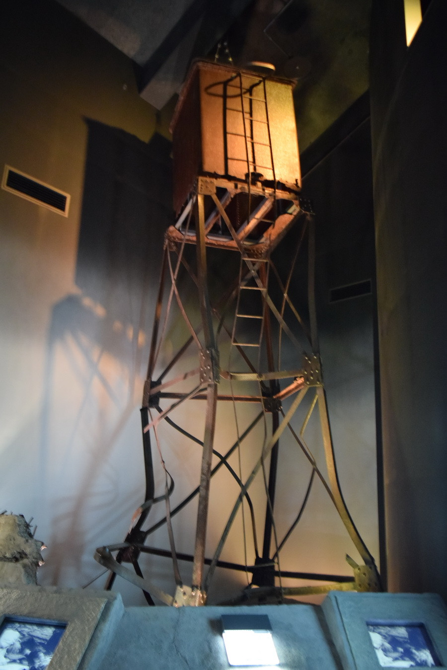 Két nước tại trường trung học cơ sở Keiho của thành phố Nagasaki sau khi thành phố bị trúng bom nguyên tử. (Ảnh: Cẩm Tuyến/Vietnam+) 