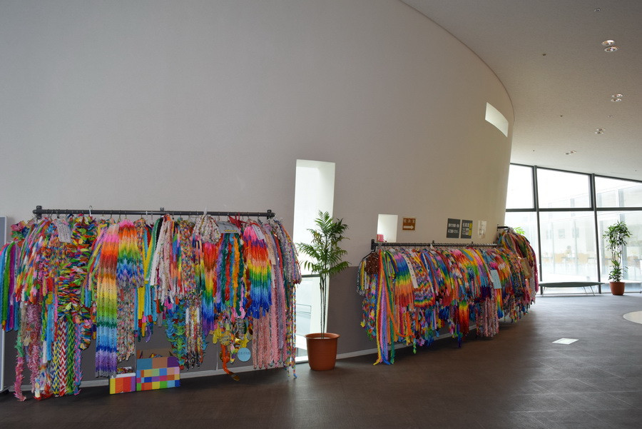 Hàng trăm nghìn con hạc giấy được treo ngay lối vào tầng ngầm đầu tiên của bảo tàng. (Ảnh: Cẩm Tuyến/Vietnam+)