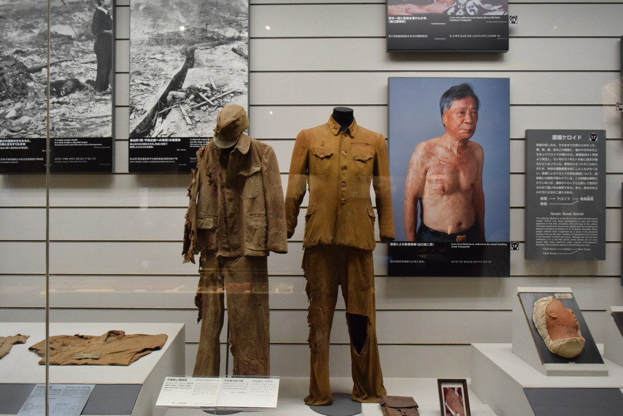 Bộ quần áo bị hủy hoại dưới sức nóng của bom nguyên tử. (Ảnh: Cẩm Tuyến/Vietnam+)