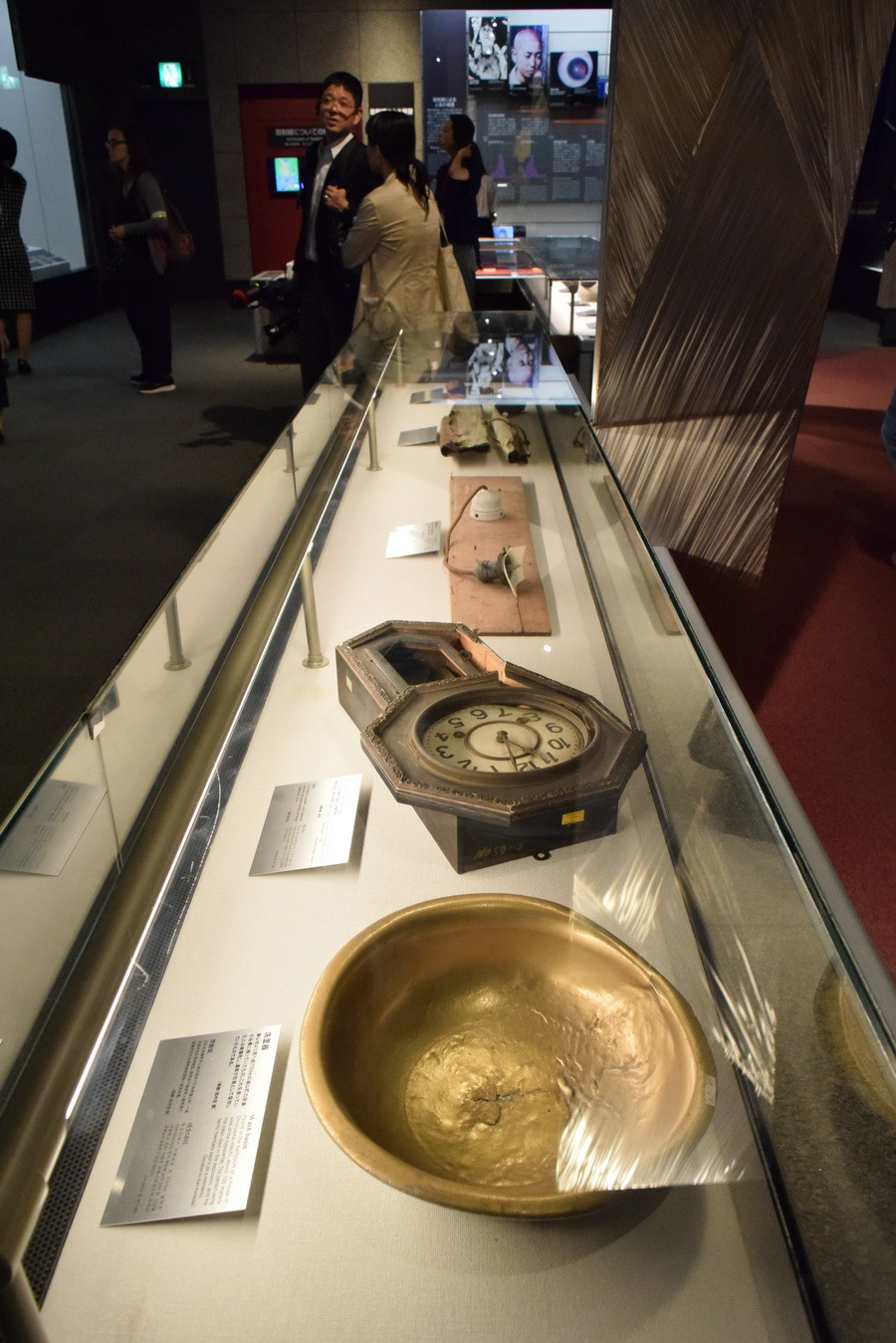 Các đồ vật bị biến dạng dưới sức nóng của bom nguyên tử. (Ảnh: Cẩm Tuyến/Vietnam+)