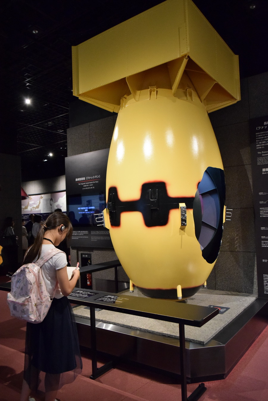 Mô hình quả bom nguyên tử Fat Man ném bom xuống Nagasaki. (Ảnh: Cẩm Tuyến/Vietnam+)