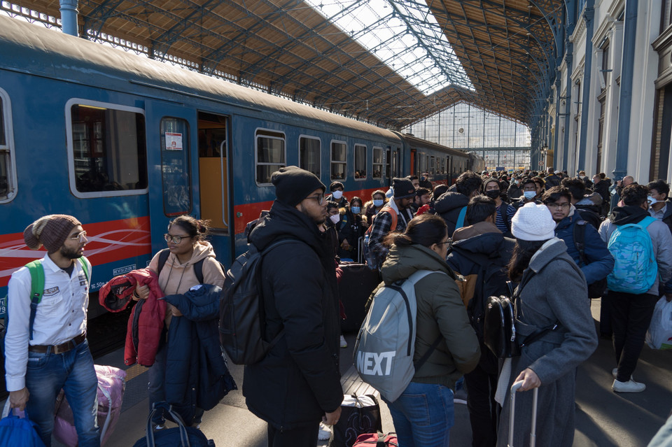 Theo dữ liệu do Liên hợp quốc công bố ngày 2/3/2022, số người sơ tán để tránh xung đột tại Ukraine hiện là hơn 835.000 người. Cao ủy Liên hợp quốc về người tị nạn (UNHCR) ước tính số người cần hỗ trợ trong xung đột Ukraine có thể lên hơn 4 triệu người. Trong ảnh: Người tị nạn từ Ukraine tại ga tàu hỏa ở Budapest (Hungary), ngày 1/3/2022. (Ảnh: THX/TTXVN)